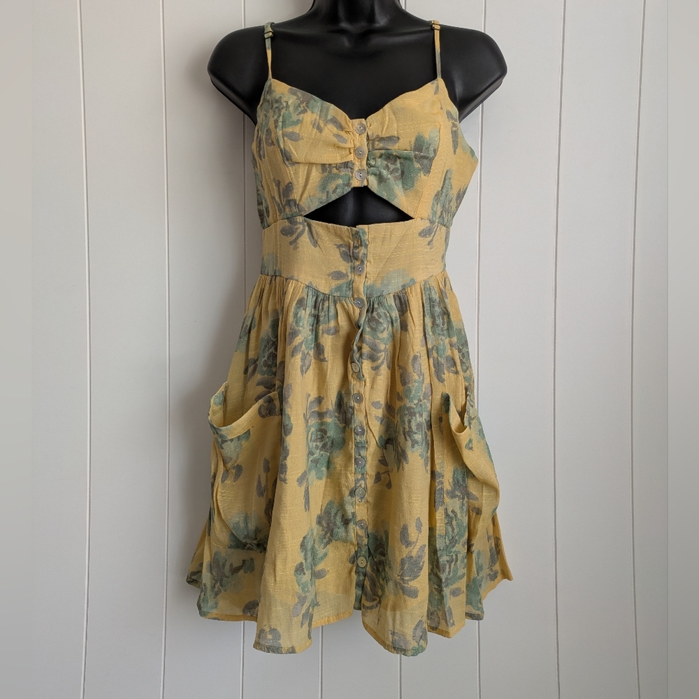Urban Outfitters KIMCHI BLUE Floral Mini Dress/ Size 8, missing two buttons